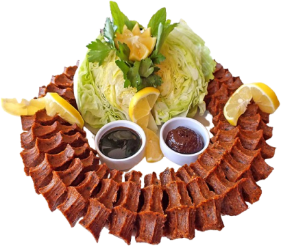 Marul, limon ve soslarla servis edilen Adıyaman çiğ köfte