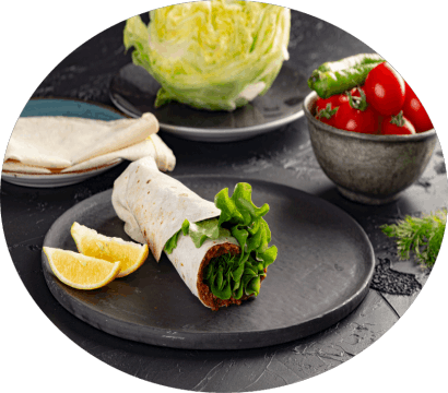 Lavaş ve marul ile hazırlanan çiğ köfte dürüm sunumu