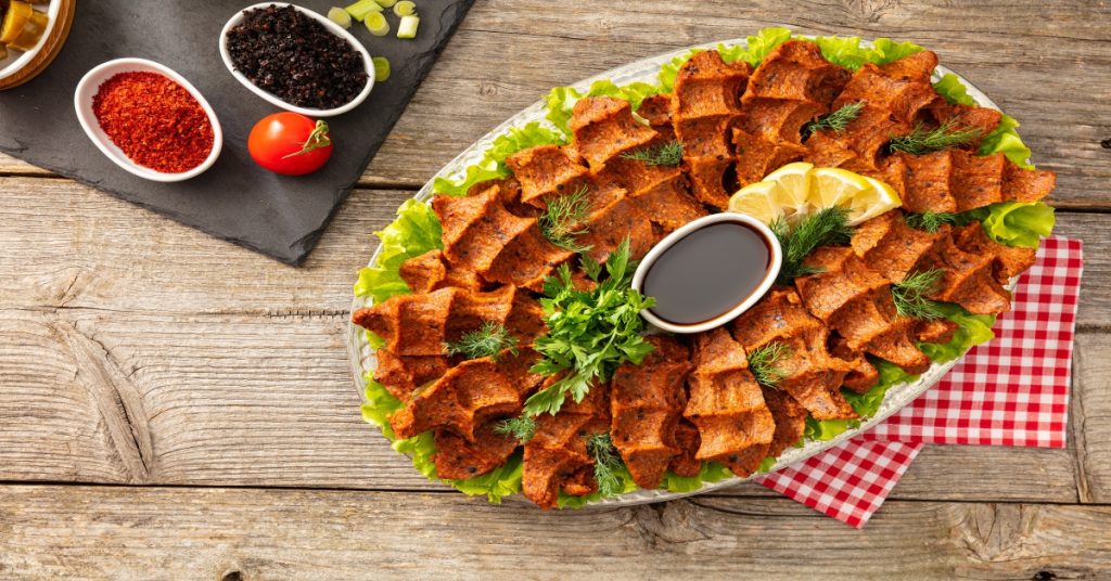 marul ve sos eşliğinde geleneksel çiğ köfte tabak sunumu