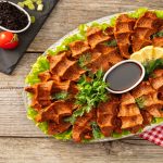 marul ve sos eşliğinde geleneksel çiğ köfte tabak sunumu