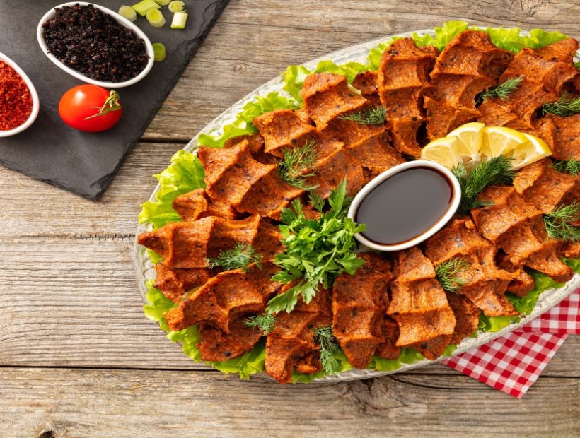 marul ve sos eşliğinde geleneksel çiğ köfte tabak sunumu