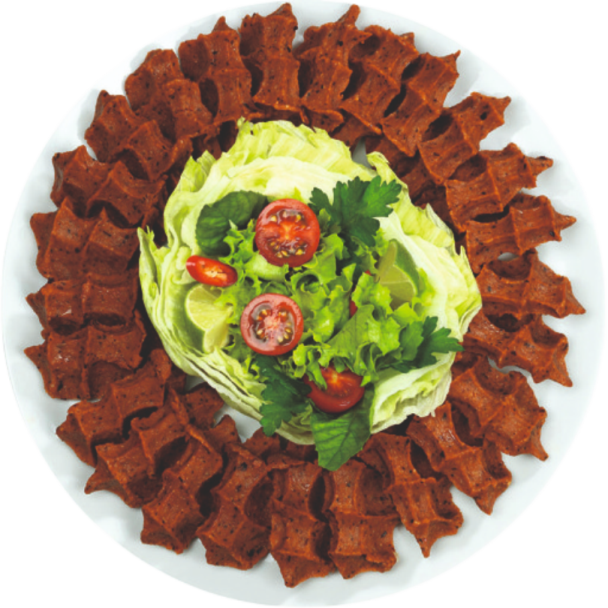 Marul ve domates ile servis edilen çiğ köfte tabağı