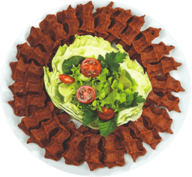 Marul ve limon eşliğinde servis edilen tabakta toptan çiğ köfte