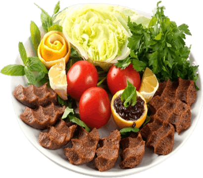 Marul, limon ve soslarla hazırlanan çiğ köfte sunum tabağı