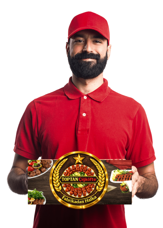 Kırmızı üniformalı görevli çiğ köfte kutusu tutuyor